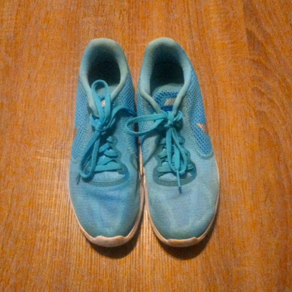 Teal size 8 Nike running shoes